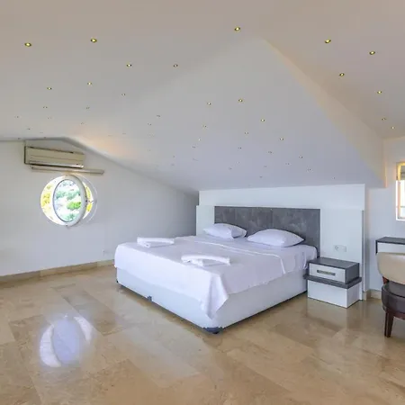 Villa Luxury Very Close To Beach, Amazing Sea Views, Heated Salt-water Pool