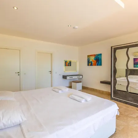 Luxury Very Close To Beach, Amazing Sea Views, Heated Salt-water Pool