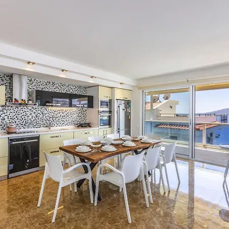 Luxury Very Close To Beach, Amazing Sea Views, Heated Salt-water Pool *