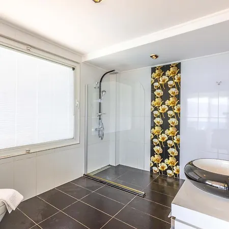 Villa Luxury Very Close To Beach, Amazing Sea Views, Heated Salt-water Pool