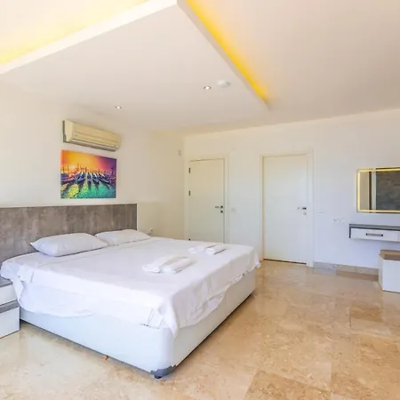 Luxury Very Close To Beach, Amazing Sea Views, Heated Salt-water Pool Villa *
