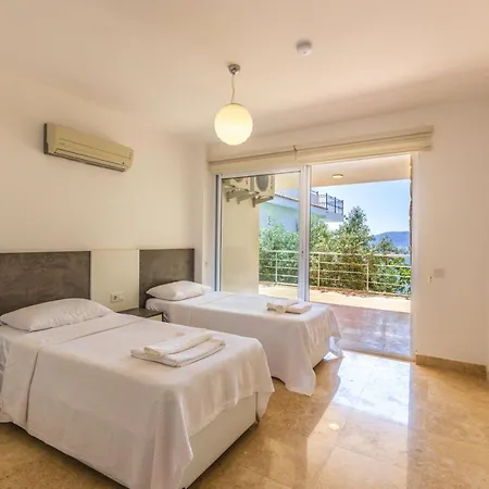 Luxury Very Close To Beach, Amazing Sea Views, Heated Salt-water Pool *